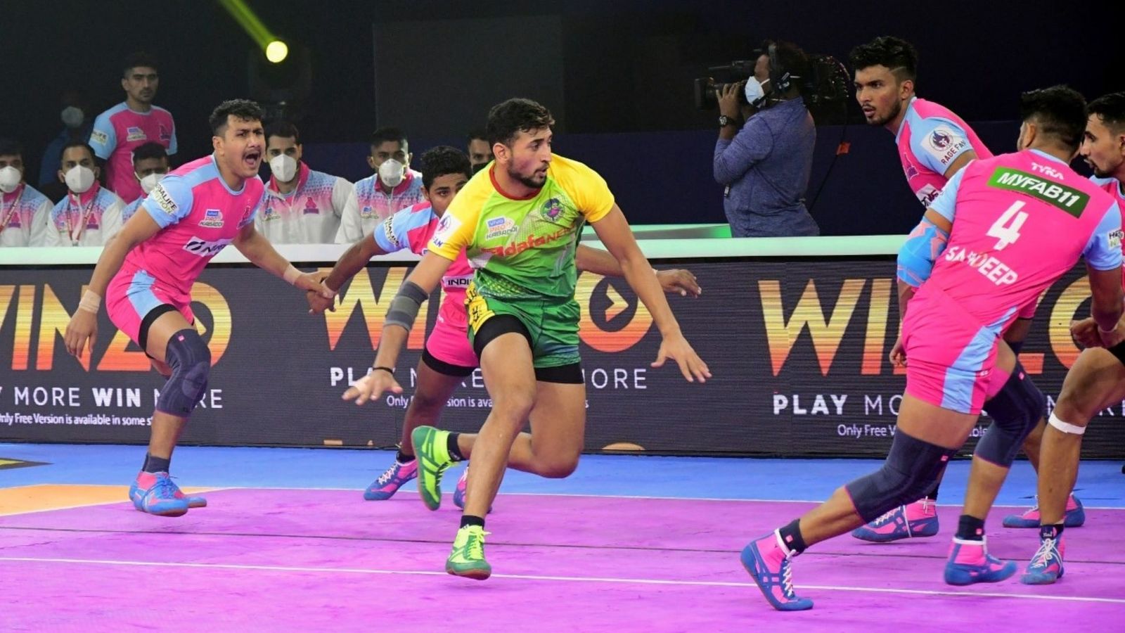 PKL-8: अर्जुन देसवाल के दमदार प्रदर्शन की बदौलत जयपुर ने तीन बार की चैंपियन पटना को दी 51-30 से शिकस्त PKL-8: अर्जुन देसवाल के दमदार प्रदर्शन की बदौलत जयपुर ने तीन बार की चैंपियन पटना को दी 51-30 से शिकस्त