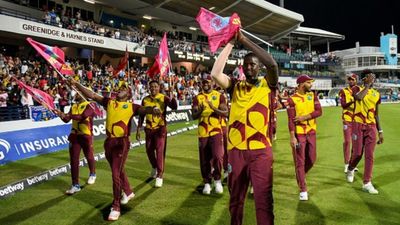 Eng vs WI: 4 गेंदों में 4 विकेट लेकर अंग्रेजों के खिलाफ साढ़े 6 फुट के गेंदबाज की आंधी, कुछ ऐसा था आखिरी ओवर का रोमांच SportsTak Hindi