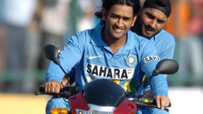 हरभजन सिंह ने धोनी को बताया अपना दोस्त, 'सरकार' पर निशाना साध कहा- उन्होंने न्याय नहीं किया SportsTak Hindi