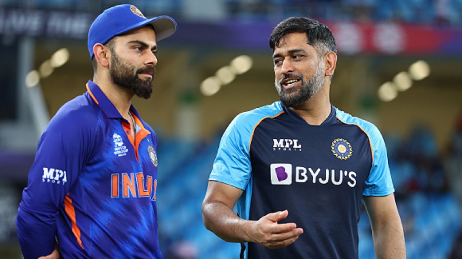 धोनी का उदाहरण देते हुए कोहली ने कहा - लीडर बनने के लिए कप्तान होना जरुरी नहीं... धोनी का उदाहरण देते हुए कोहली ने कहा - लीडर बनने के लिए कप्तान होना जरुरी नहीं...