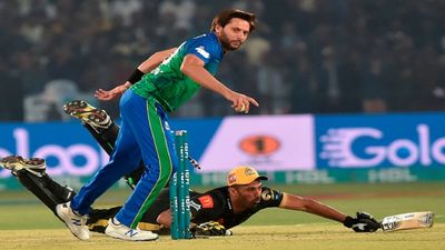 PSL: 39 गेंदों में ठोके 72 रन, शाहिद अफरीदी के 4 ओवर में कूट दिए 67 रन, 24 छक्कों से मैच में आया जलजला SportsTak Hindi