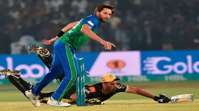 PSL: 39 गेंदों में ठोके 72 रन, शाहिद अफरीदी के 4 ओवर में कूट दिए 67 रन, 24 छक्कों से मैच में आया जलजला PSL: 39 गेंदों में ठोके 72 रन, शाहिद अफरीदी के 4 ओवर में कूट दिए 67 रन, 24 छक्कों से मैच में आया जलजला