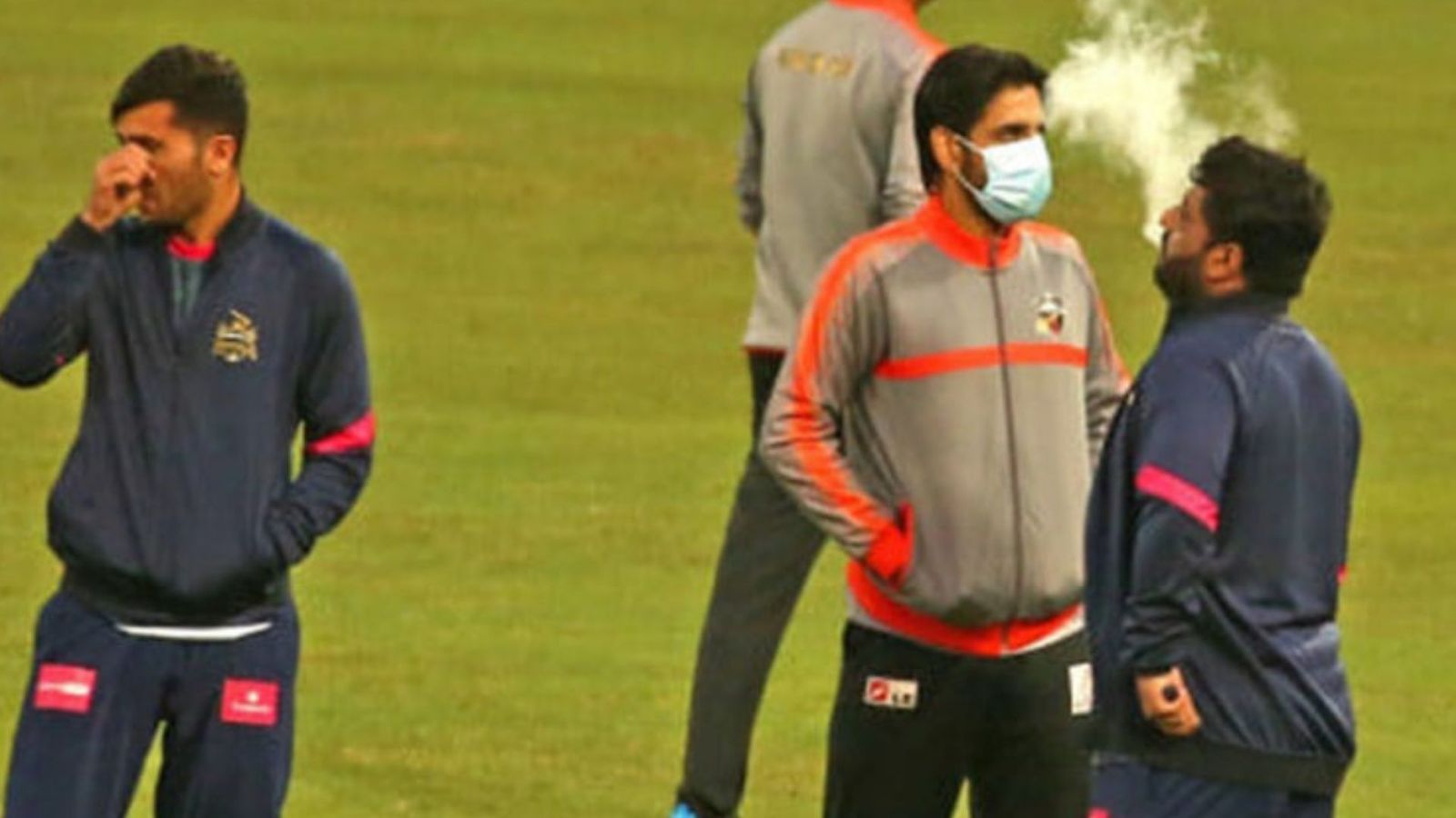 BPL 2022: मैदान पर ही सिगरेट पीने लगा ये ओपनर बल्लेबाज, अधिकारियों ने दे दी बड़ी सजा BPL 2022: मैदान पर ही सिगरेट पीने लगा ये ओपनर बल्लेबाज, अधिकारियों ने दे दी बड़ी सजा