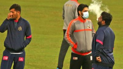 BPL 2022: मैदान पर ही सिगरेट पीने लगा ये ओपनर बल्लेबाज, अधिकारियों ने दे दी बड़ी सजा SportsTak Hindi