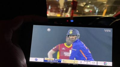 बीच ट्रैफिक में फंसे इरफ़ान पठान ने देखी अपने चेहते खिलाड़ी की डेब्यू पारी, शेयर किया दिलचस्प किस्सा SportsTak Hindi