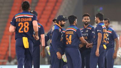 IND vs WI: रोहित की परेशानी दूर करने आगे आया ये दिग्गज, कहा-जब जरूरत पड़ेगी गेंदबाजी करने को तैयार हूं SportsTak Hindi