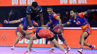 PKL-8 : यू मुम्बा को हराकर प्लेऑफ में पहुंची यूपी योद्धा SportsTak Hindi