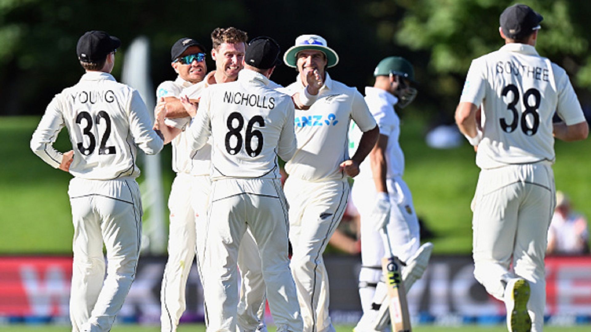 NZ vs SA: पहले टेस्ट में साउथ अफ्रीका की हालत खराब, दो दिन के खेल में जीत के दरवाजे पर न्यूजीलैंड NZ vs SA: पहले टेस्ट में साउथ अफ्रीका की हालत खराब, दो दिन के खेल में जीत के दरवाजे पर न्यूजीलैंड