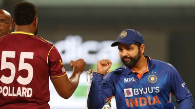 IND vs WI : वेस्टइंडीज ने टॉस जीतकर चुनी गेंदबाजी, 'Playing XI' में पोलार्ड ने किया बड़ा बदलाव SportsTak Hindi