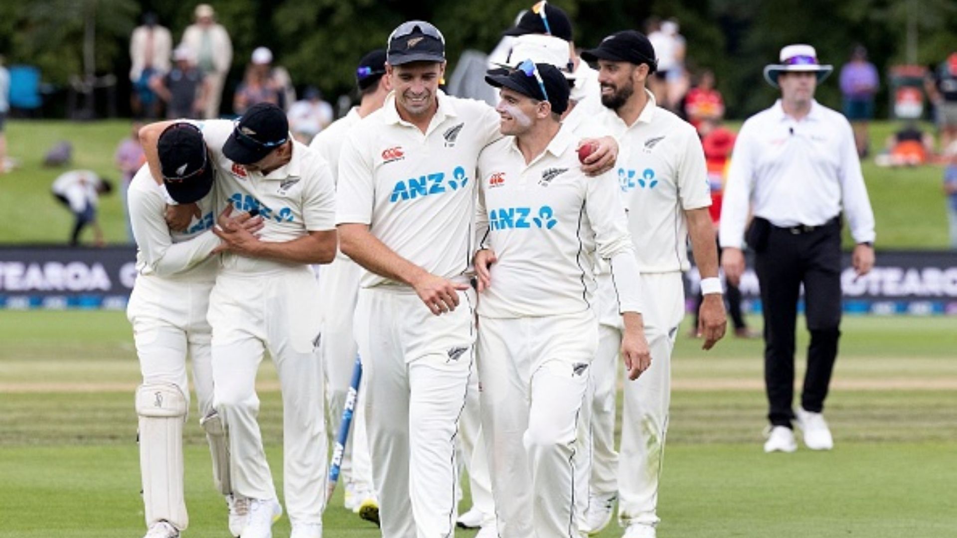 न्यूजीलैंड ने खत्म किया 18 साल का सूखा, दक्षिण अफ्रीका को पारी और 276 रनों से दी मात न्यूजीलैंड ने खत्म किया 18 साल का सूखा, दक्षिण अफ्रीका को पारी और 276 रनों से दी मात