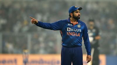 दूसरे टी20 में भुवनेश्वर कुमार से हुई बड़ी गलती, कप्तान रोहित शर्मा ने गुस्से में आकर गेंद पर मारी लात SportsTak Hindi