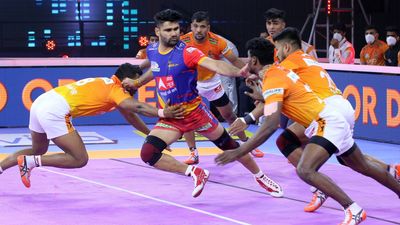 PKL-8 : परदीप के दमदार खेल से पल्टन को हराकर सेमीफाइनल में पहुंचे यूपी योद्धा SportsTak Hindi