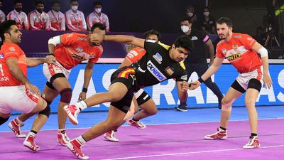 PKL-8 : गुजरात को हराकर सेमीफाइनल पहुंचे बेंगलुरू बुल्स, दिल्ली से होगा दबंग मुकाबला SportsTak Hindi