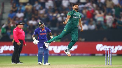 PSL: पाकिस्तानी गेंदबाज ने विकेट लेने के बाद अपनी ही टीम के खिलाड़ी को जड़ दिया जोरदार थप्पड़ SportsTak Hindi