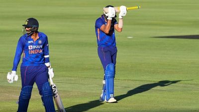 टीम इंडिया को बड़ा झटका, श्रीलंका सीरीज से बाहर हुआ ये दिग्गज तेज गेंदबाज SportsTak Hindi