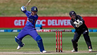 INDW vs NZW : मंधाना की दमदार पारी तो अंत में हरमनप्रीत का भी चला बल्ला, न्यूजीलैंड के खिलाफ जीती महिला टीम इंडिया SportsTak Hindi