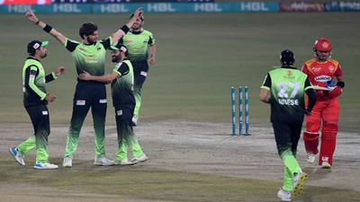 PSL : आखिरी 6 गेंदों में 8 रन नहीं बना सकी इस्लामाबाद, फाइनल में भिड़ेंगी लाहौर और मुल्तान SportsTak Hindi