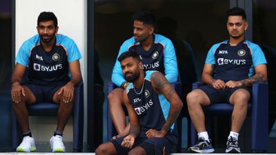 IND vs SL: टीम इंडिया के लिए बुरी खबर, तीसरे टी20 से बाहर हुआ ये धाकड़ ओपनर SportsTak Hindi