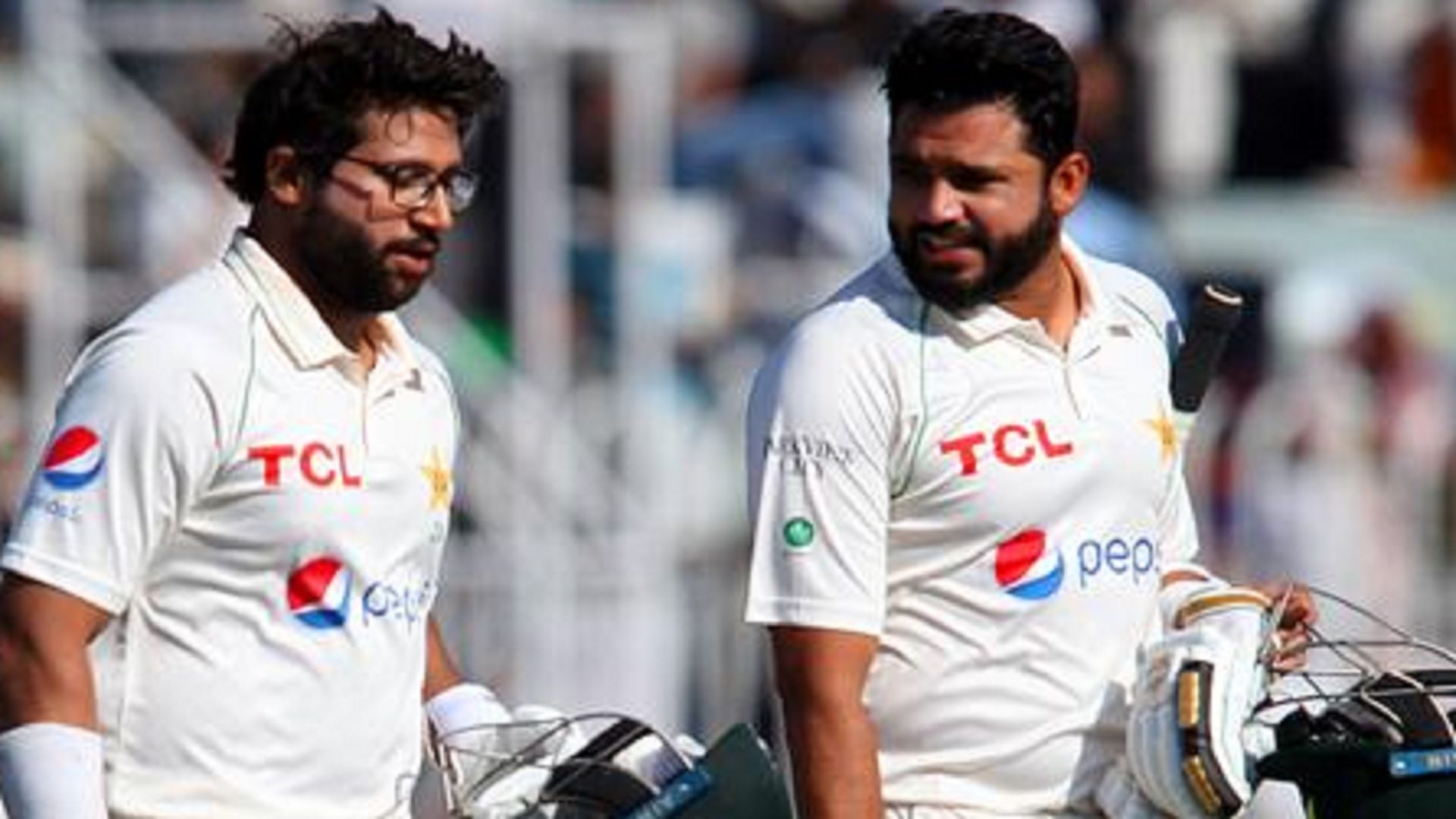 PAK vs AUS : ऑस्ट्रेलिया के 8 गेंदबाज विकेट को तरसे तो पाकिस्तान के इमाम उल हक़ ने शतक जड़कर लूटी महफ़िल 