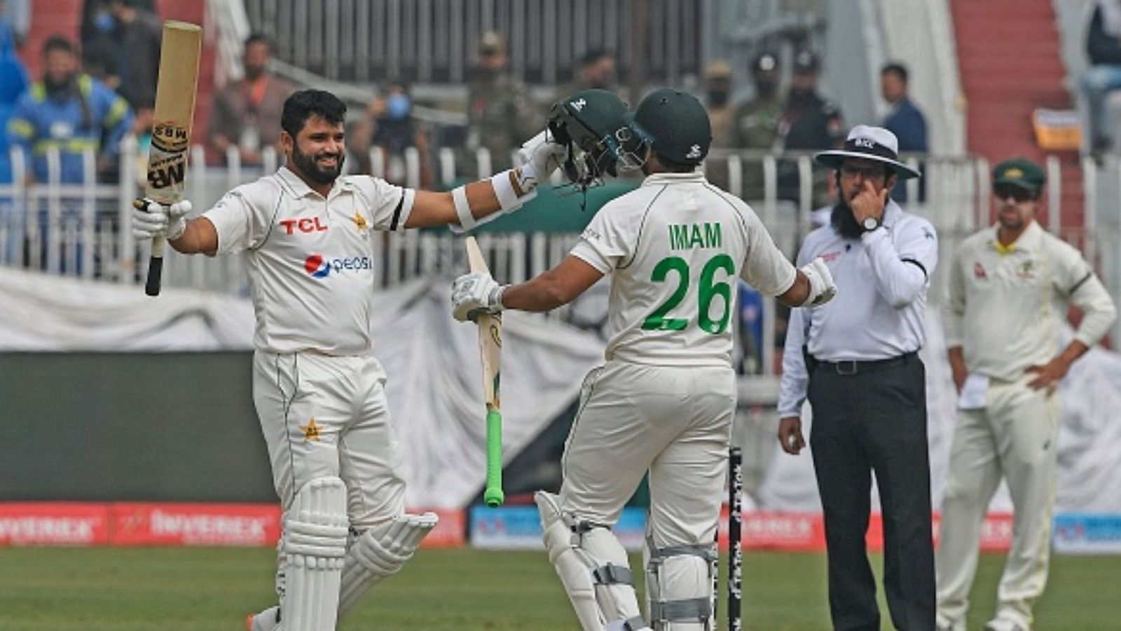 Pak vs Aus: अजहर- इमाम के आगे कंगारुओं के छूट पसीने, 476 रनों पर पाकिस्तान ने घोषित की पारी Pak vs Aus: अजहर- इमाम के आगे कंगारुओं के छूट पसीने, 476 रनों पर पाकिस्तान ने घोषित की पारी