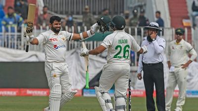 Pak vs Aus: अजहर- इमाम के आगे कंगारुओं के छूट पसीने, 476 रनों पर पाकिस्तान ने घोषित की पारी SportsTak Hindi