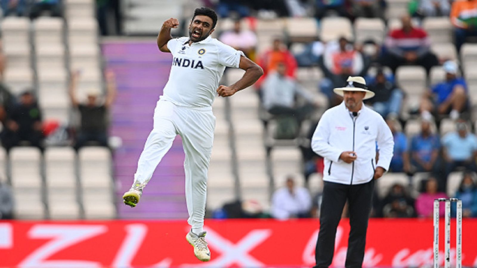 IND vs SL : अश्विन के नाम बड़ा रिकॉर्ड, कपिल देव को पछाड़ सबसे अधिक विकेट लेने वाले बने दूसरे भारतीय गेंदबाज IND vs SL : अश्विन के नाम बड़ा रिकॉर्ड, कपिल देव को पछाड़ सबसे अधिक विकेट लेने वाले बने दूसरे भारतीय गेंदबाज