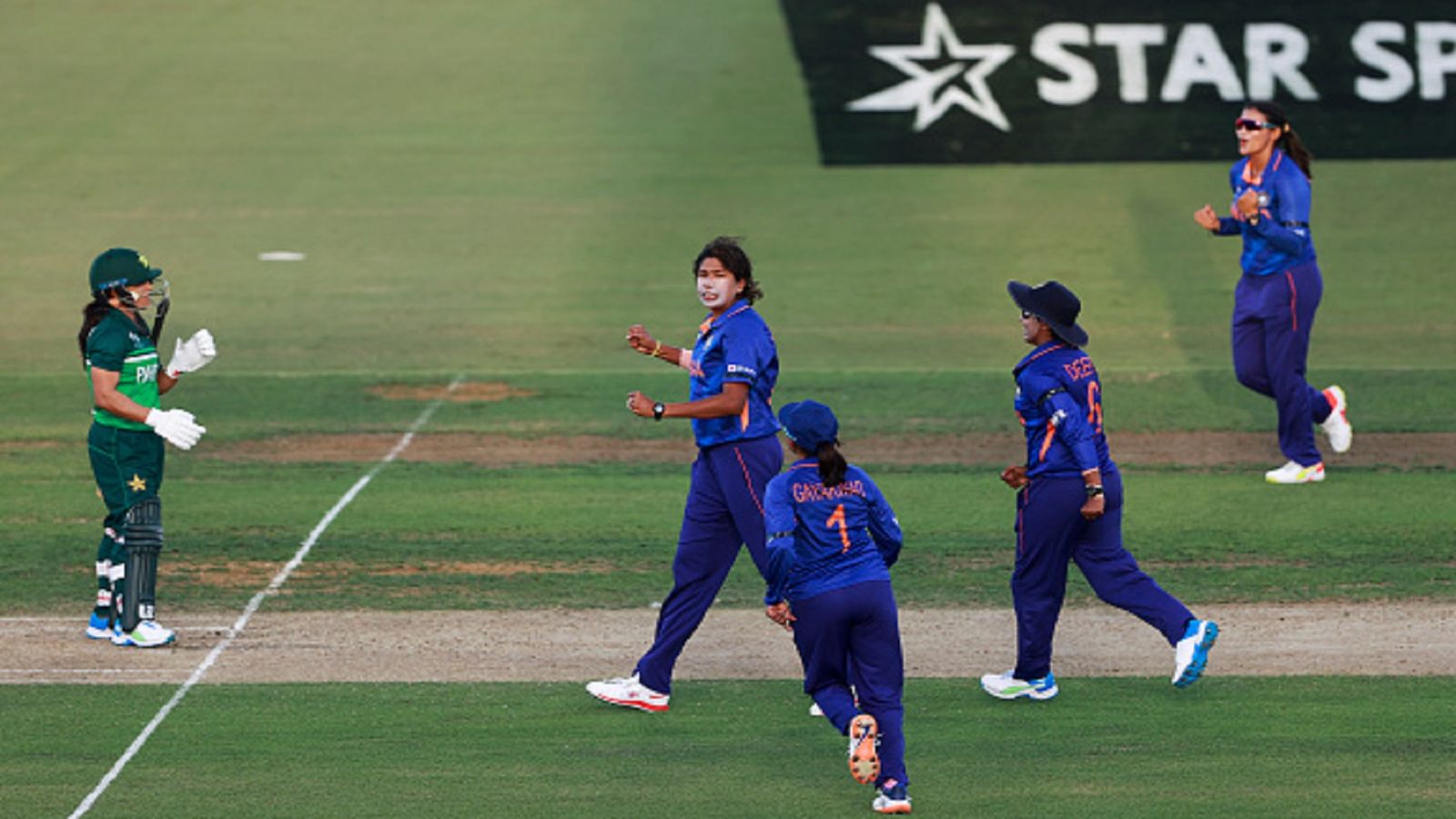 INDW vs PAKW : पूजा-स्नेह ने वर्ल्ड रिकॉर्ड बनाकर पाकिस्तान को चटाई धूल, महिला वर्ल्ड कप में भारत का धमाकेदार आगाज INDW vs PAKW : पूजा-स्नेह ने वर्ल्ड रिकॉर्ड बनाकर पाकिस्तान को चटाई धूल, महिला वर्ल्ड कप में भारत का धमाकेदार आगाज