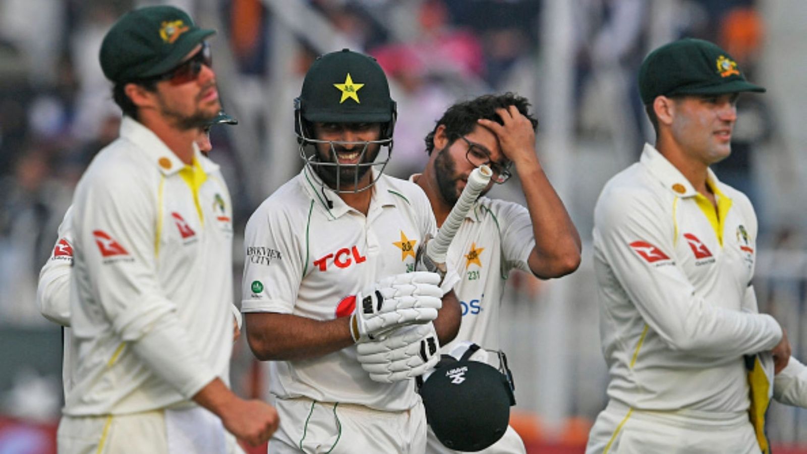 PAK vs AUS: पाकिस्तान ने बनाए 728 रन वहीं 239 ओवर फेंक कंगारुओं के हाथ लगे सिर्फ 4 विकेट, ड्रॉ हुआ पहला टेस्ट PAK vs AUS: पाकिस्तान ने बनाए 728 रन वहीं 239 ओवर फेंक कंगारुओं के हाथ लगे सिर्फ 4 विकेट, ड्रॉ हुआ पहला टेस्ट