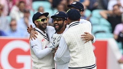 IND vs SL : भारत ने टॉस जीतकर चुनी बल्लेबाजी, 'Playing XI' में फिट होकर लौटा धाकड़ खिलाड़ी SportsTak Hindi