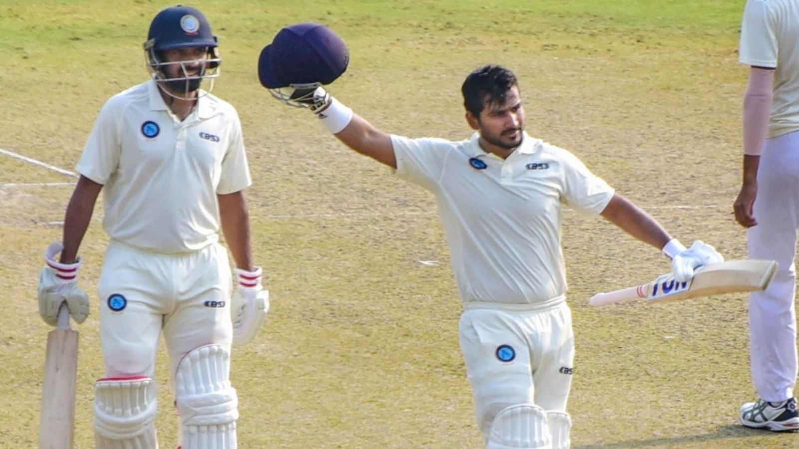 विराट ने रणजी ट्रॉफी में जड़ा शतक, 13 चौकों से बनाए 107 रन, टीम को 402 के स्कोर तक पहुंचाया विराट ने रणजी ट्रॉफी में जड़ा शतक, 13 चौकों से बनाए 107 रन, टीम को 402 के स्कोर तक पहुंचाया