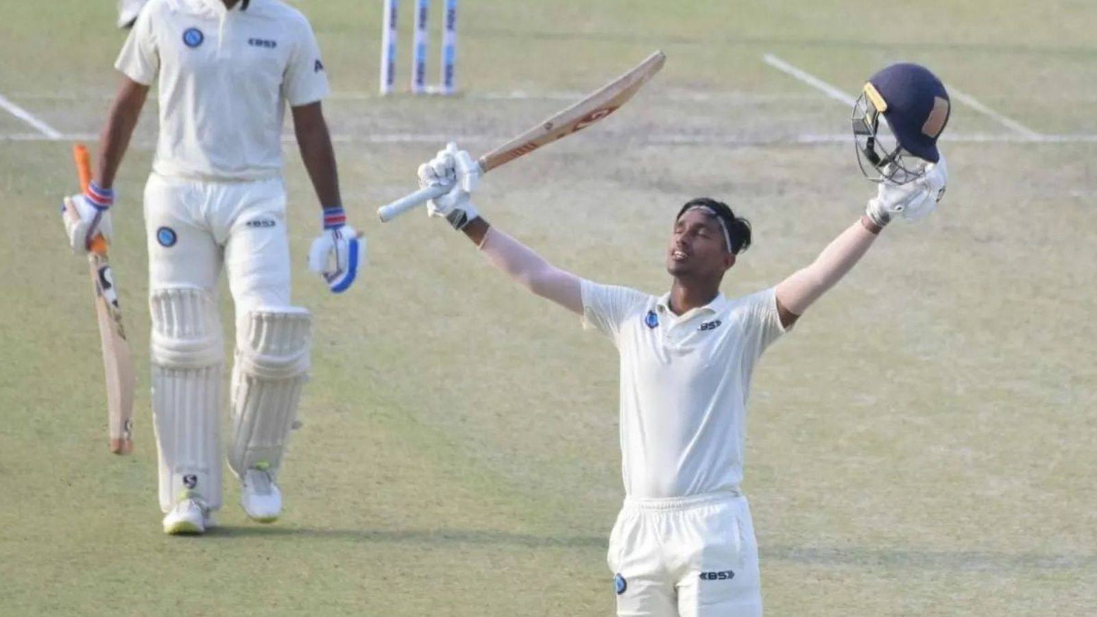 रणजी: गेंदबाजों की ऐसी धुनाई नहीं देखी, 2 दिन में बने 769 रन, 17 साल के बल्लेबाज ने जड़े 266 रन रणजी: गेंदबाजों की ऐसी धुनाई नहीं देखी, 2 दिन में बने 769 रन, 17 साल के बल्लेबाज ने जड़े 266 रन