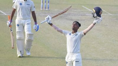 रणजी: गेंदबाजों की ऐसी धुनाई नहीं देखी, 2 दिन में बने 769 रन, 17 साल के बल्लेबाज ने जड़े 266 रन SportsTak Hindi