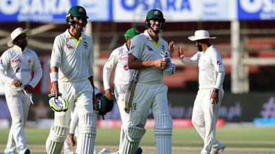 PAK vs AUS: ख्वाजा- कैरी ने लगाई पाकिस्तानी गेंदबाजों की क्लास, कराची में कंगारुओं ने टांगे 505 रन SportsTak Hindi