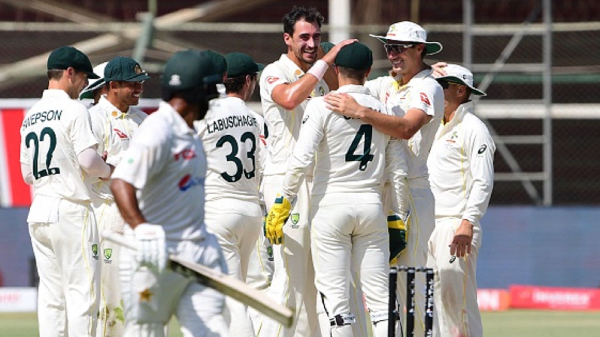 PAK vs AUS : स्टार्क की घातक गेंदबाजी के आगे 148 रन पर सिमटा पाकिस्तान, ऑस्ट्रेलिया ने कसा शिकंजा 