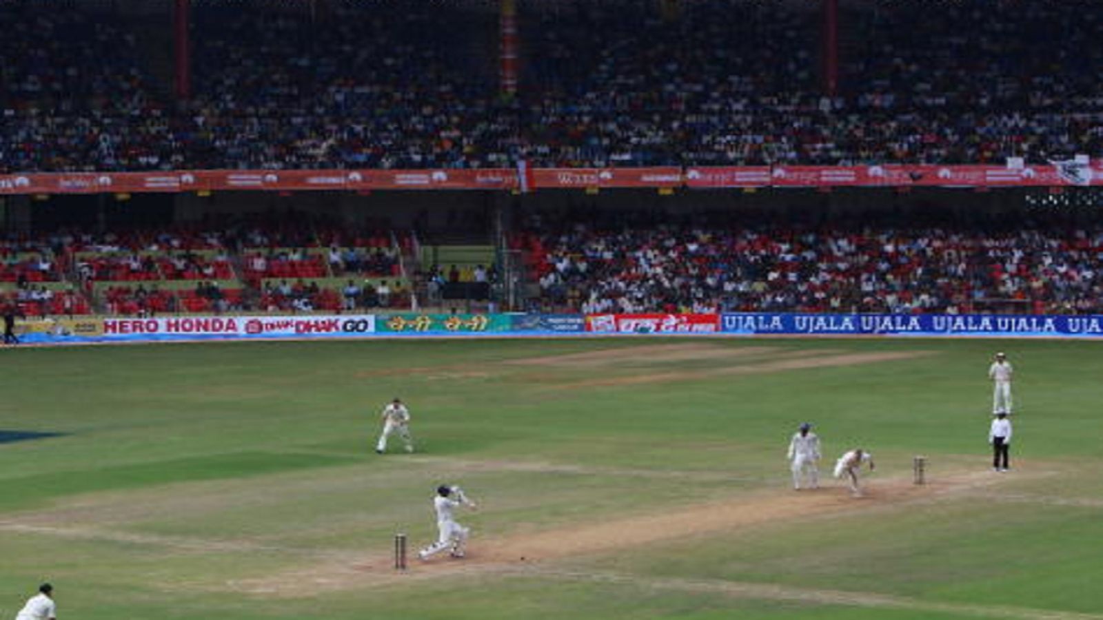 बड़ी खबर : बेंगलुरु में हुए भारत-श्रीलंका टेस्ट मैच पर ICC ने लिया बड़ा एक्शन, पिच बनी 'विलेन' बड़ी खबर : बेंगलुरु में हुए भारत-श्रीलंका टेस्ट मैच पर ICC ने लिया बड़ा एक्शन, पिच बनी 'विलेन'