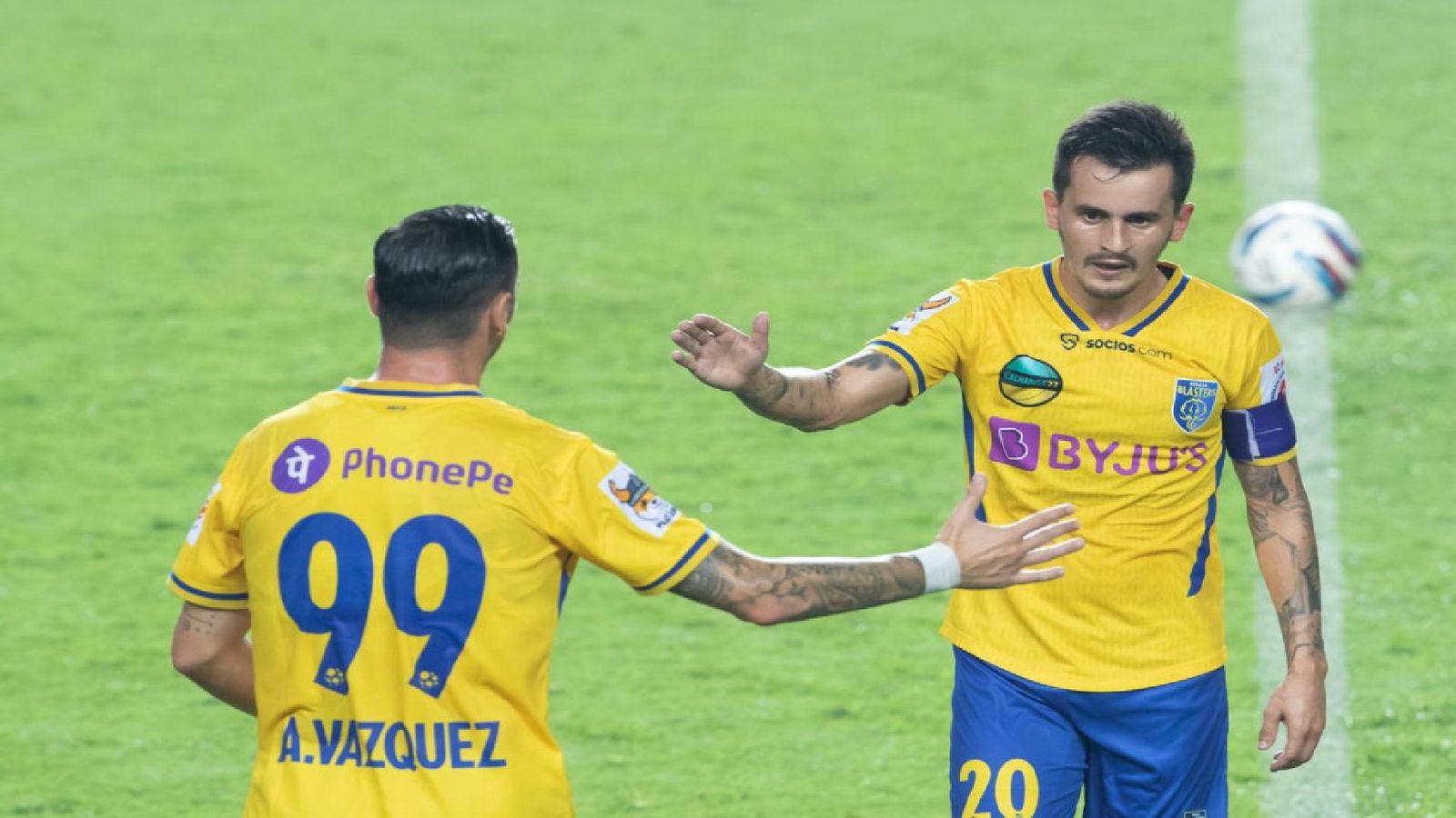 ISL FINAL: इंडियन सुपर लीग को मिला नया चैंपियन, केरला ब्लास्टर्स को पेनाल्टी शूटआउट में हराकर हैदराबाद ने जीता खिताब
ISL FINAL: इंडियन सुपर लीग को मिला नया चैंपियन, केरला ब्लास्टर्स को पेनाल्टी शूटआउट में हराकर हैदराबाद ने जीता खिताब