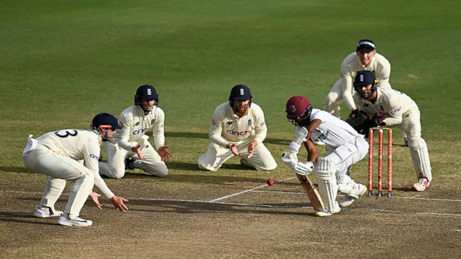 WI vs ENG: ब्रेथवेट से पार नहीं पा सके अंग्रेज, 4 घंटे में 56 रन बनाकर टाली वेस्टइंडीज की हार WI vs ENG: ब्रेथवेट से पार नहीं पा सके अंग्रेज, 4 घंटे में 56 रन बनाकर टाली वेस्टइंडीज की हार