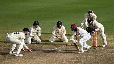 WI vs ENG: ब्रेथवेट से पार नहीं पा सके अंग्रेज, 4 घंटे में 56 रन बनाकर टाली वेस्टइंडीज की हार SportsTak Hindi