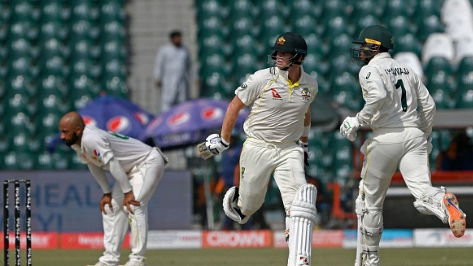 PAK vs AUS: शतक से चूके उस्मान, स्मिथ ने मिडिल ऑर्डर में दिखाया दम, कंगारुओं की आधी टीम लौटी पवेलियन