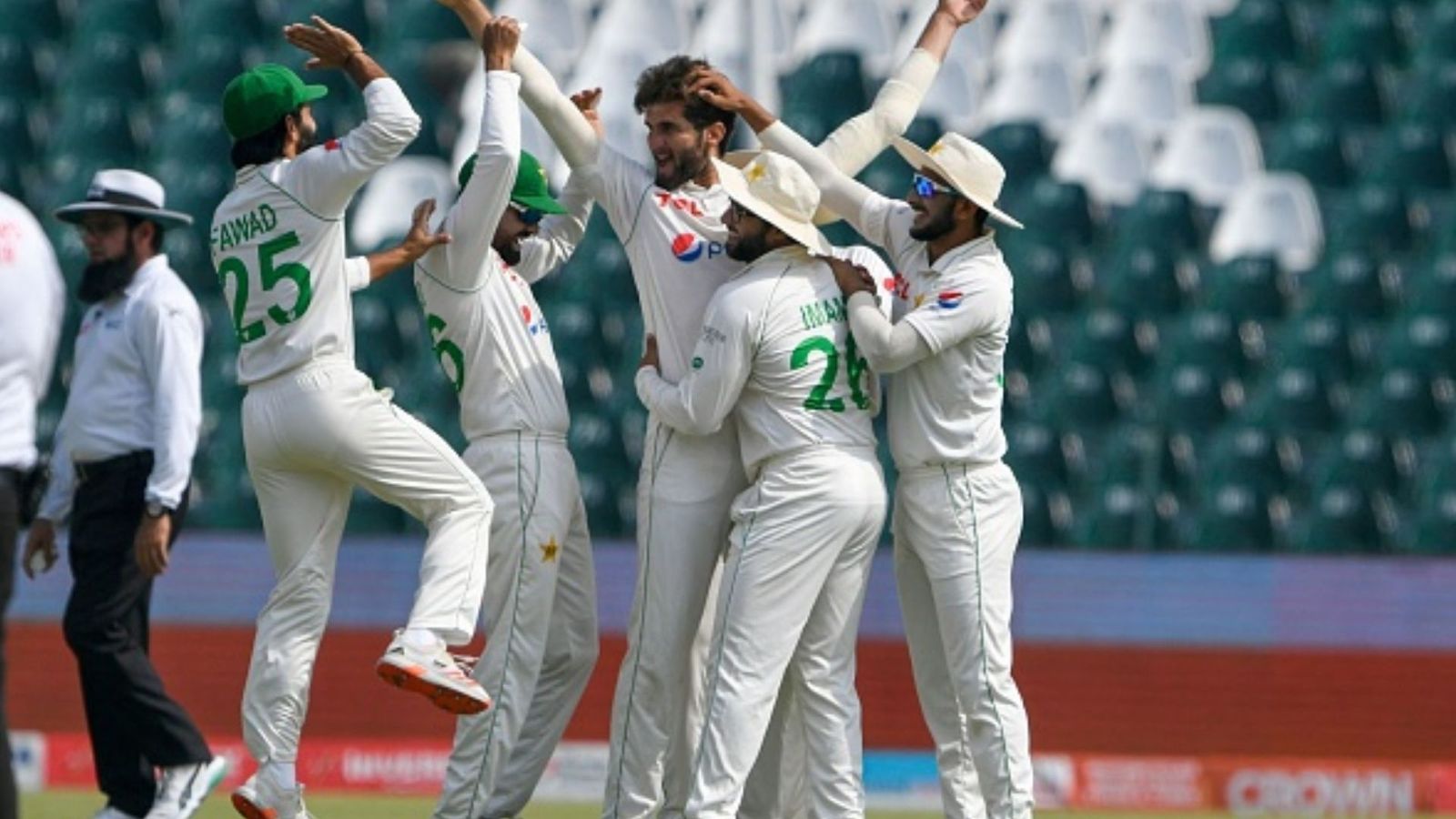 PAK vs AUS: नसीम- शाहीन ने मिलकर चटकाए कंगारुओं के 8 विकेट, पाकिस्तान अभी भी 301 रन पीछे PAK vs AUS: नसीम- शाहीन ने मिलकर चटकाए कंगारुओं के 8 विकेट, पाकिस्तान अभी भी 301 रन पीछे