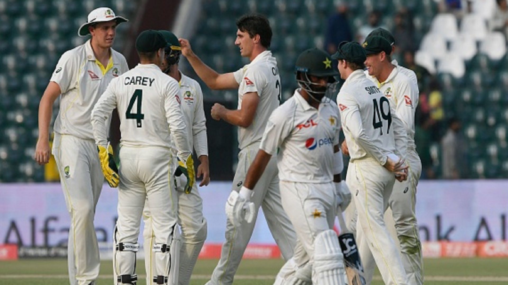 PAK vs AUS : 20 रन पर पाकिस्तान के 7 विकेट लेकर ऑस्ट्रेलिया ने लाहौर में कसा शिकंजा, कप्तान कमिंस ने जड़ा 'पंजा'