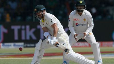 PAK vs AUS: लाहौर टेस्ट के दौरान अंपायर से भिड़े डेविड वॉर्नर, कहा- पहले रूलबुक दिखाओ तब खेलूंगा आगे SportsTak Hindi