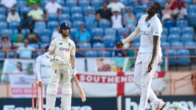 WI vs ENG: 10वें और 11वें नंबर के बल्लेबाजों ने बचाई टीम की लाज, 204 रन पर ढेर हुए अंग्रेज SportsTak Hindi