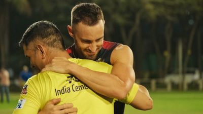 IPL 2022: एक दूसरे को देखते ही गले लग गए धोनी और डुप्लेसी, ट्रेनिंग सेशन के दौरान दिखा याराना SportsTak Hindi