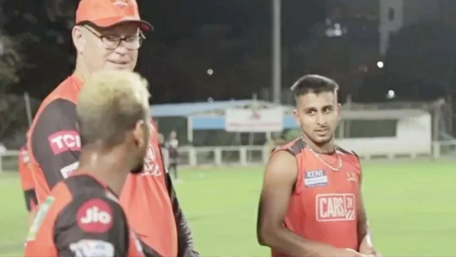 151km की रफ्तार से गेंद फेंकने वाले भारतीय गेंदबाज को WI के बल्लेबाज ने किया चैलेंज, यॉर्कर गेंद ने किया फैसला 151km की रफ्तार से गेंद फेंकने वाले भारतीय गेंदबाज को WI के बल्लेबाज ने किया चैलेंज, यॉर्कर गेंद ने किया फैसला