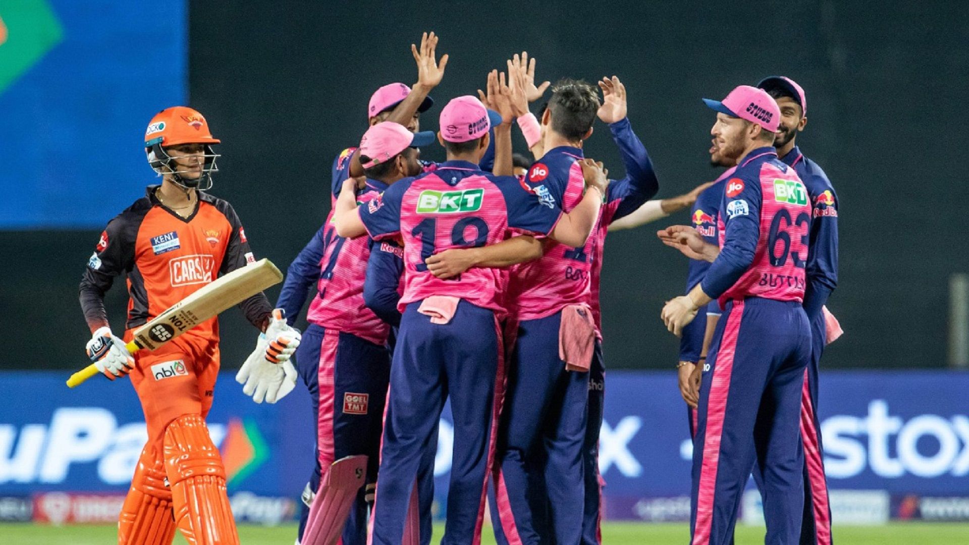 IPL 2022: ट्रेंट बोल्‍ट-प्रसिद्ध कृष्‍णा ने 29 गेंद में 9 रन देकर लिए 3 विकेट, SRH ने बनाया पावरप्‍ले में सबसे शर्मनाक स्कोर 