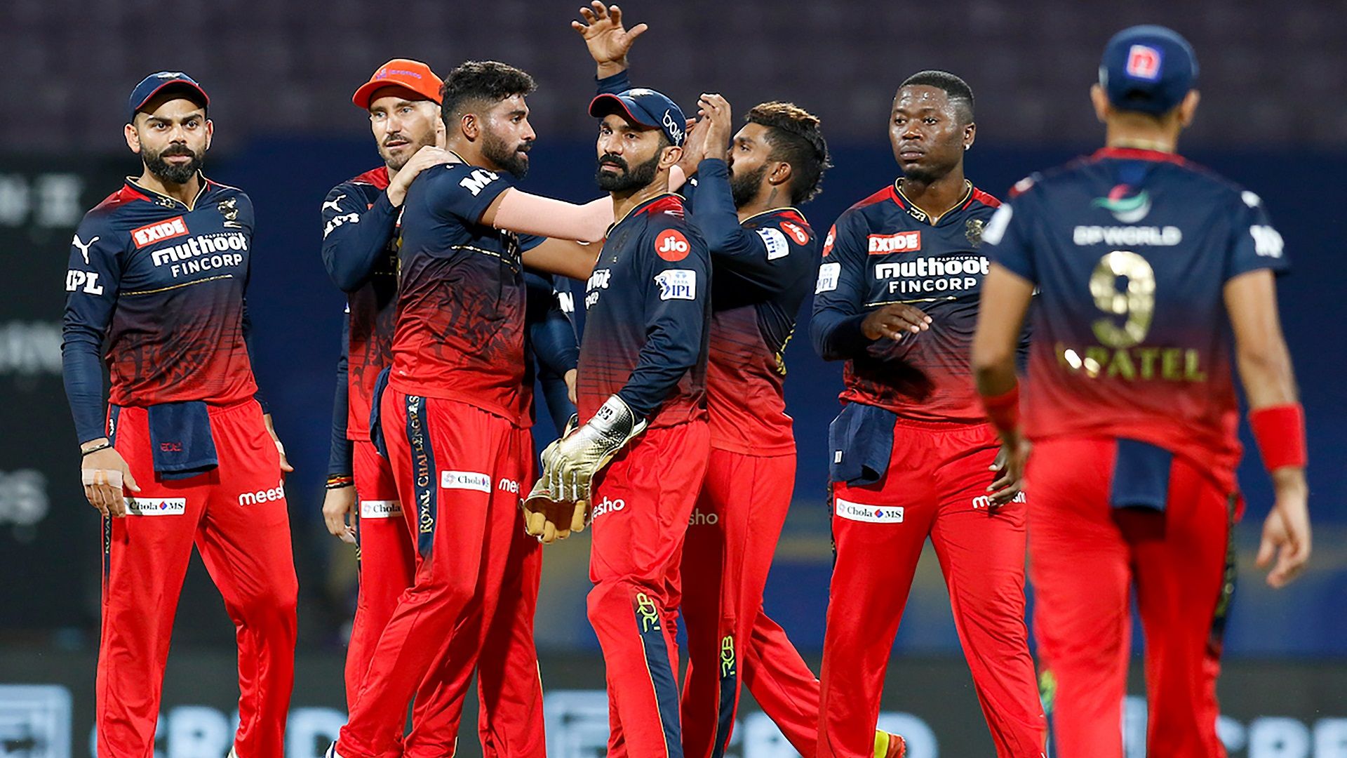 RCB vs KKR : कोलकाता के 129 रनों के लक्ष्य में भी बैंगलोर की आई शामत, गिरते-पड़ते अंत में जीती रोमांचक बाजी 