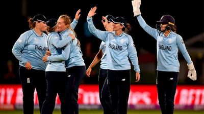Womens World Cup: द.अफ्रीका को हराकर छठी बार फाइनल में इंग्लैंड, वर्ल्ड नंबर 1 गेंदबाज ने अकेले किया 6 बल्लेबाजों का सफाया SportsTak Hindi
