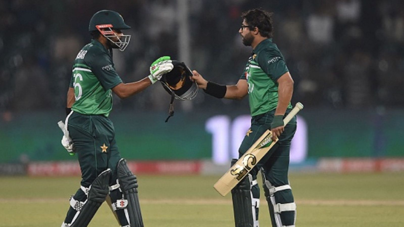 PAK vs AUS : पाकिस्तान में सबसे विशाल 348 रन का स्कोर बनाकर भी हारा ऑस्ट्रेलिया, बाबर-इमाम ने शतकों से दिलाई जीत PAK vs AUS : पाकिस्तान में सबसे विशाल 348 रन का स्कोर बनाकर भी हारा ऑस्ट्रेलिया, बाबर-इमाम ने शतकों से दिलाई जीत