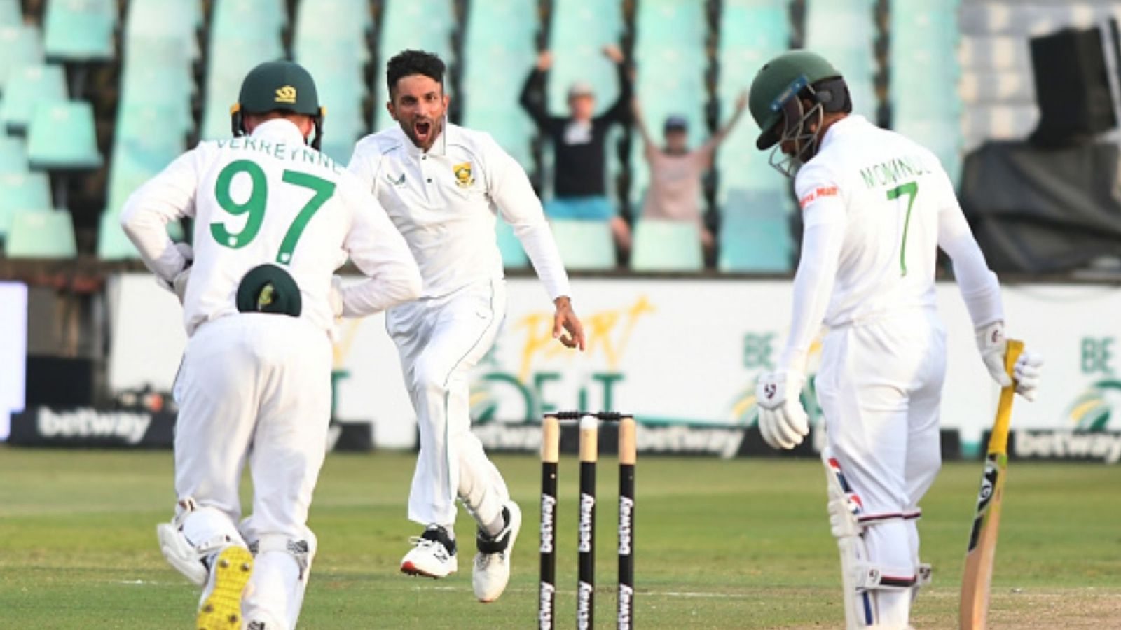 SA vs BAN: सिर्फ 53 रनों पर ढेर बांग्लादेश, महाराज के 7 विकेटों से साउथ अफ्रीका ने 9 साल बाद जीता डरबन टेस्ट SA vs BAN: सिर्फ 53 रनों पर ढेर बांग्लादेश, महाराज के 7 विकेटों से साउथ अफ्रीका ने 9 साल बाद जीता डरबन टेस्ट